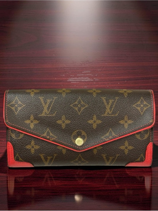 Louis Vuitton Handbags - Louis Vuitton Retiro Monogram Sarah Wallet 😍❤️